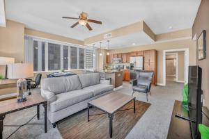 LAKE VIEW Sky-Suite in the Heart of Downtown!