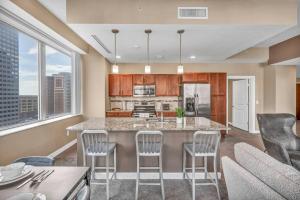 LAKE VIEW Sky-Suite in the Heart of Downtown!