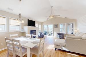 Waterfront duplex with private outdoor pool, enclosed yard, gazebo, sound views