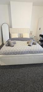 Machester Oldham Accomodation-Sleeps 6 -2BR