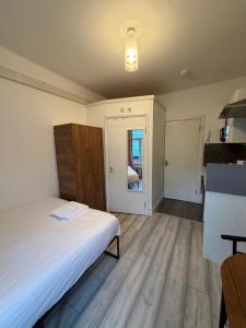 Studio Flat Near Westfield London 9