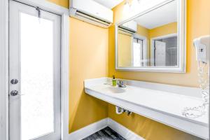 Studio condo with ocean views, pool, deck, & central AC