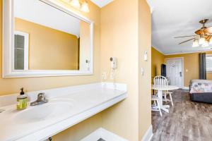 Studio condo with ocean views, pool, deck, & central AC