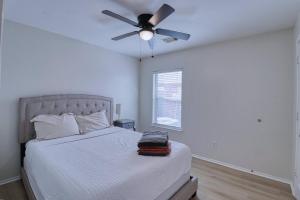 Modern 3BR Katy Home | Workspace & Free Parking