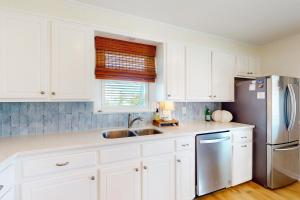 Dog-friendly coastal home close to beach and local attractions