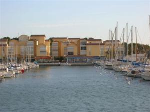 T2 pour 3 personnes avec piscines donnant sur le port