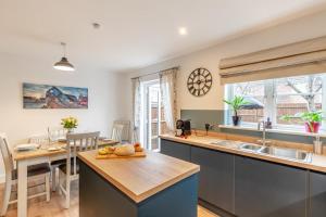 4 Bed in Weymouth oc-p33952