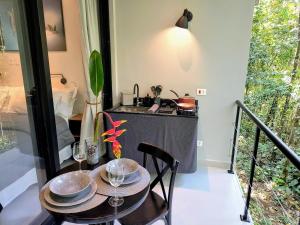 Chalé Romântico em Ilhabela em Condomínio com Cachoeira, próximo da Praia do Viana e a 6 min da Vila