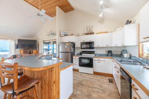 Ocean Wynns - Nags Head MP 13, 20 Yards to the Beach, Ocean Views, Close to Attractions