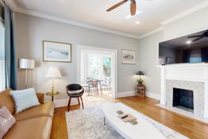 Historic, updated home near downtown with private yard, WiFi, & AC