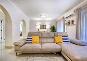 Spacious Coastal Home- Work & Family Friendly