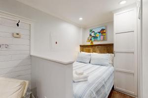 Charming Condo with Central AC, Washer dryer, and Full Kitchen