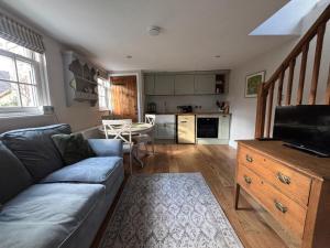 The Stables - cottage in the heart of BoA, private garden