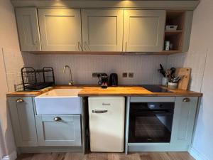 The Stables - cottage in the heart of BoA, private garden