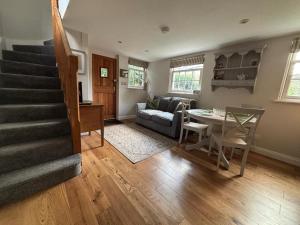 The Stables - cottage in the heart of BoA, private garden