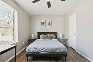 Comfortable 1-bed w hardwood-style floors