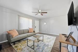 Comfortable 1-bed w hardwood-style floors
