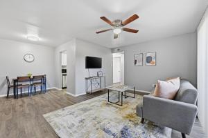 Comfortable 1-bed w hardwood-style floors