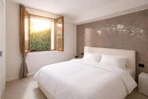 Lake Garda Apartment with Pool, Private Garden & Parking