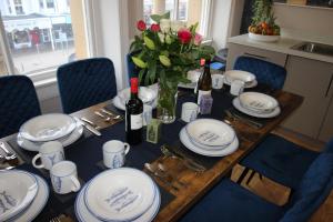 Cornerhouse Apartments 2 Sleeps 8