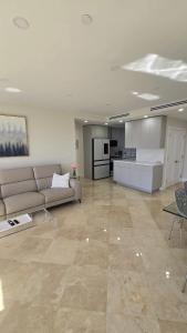 Penthouse Condo - Oceanfront - Miami Beach - sleeps 8