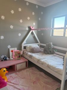 202 on Crescent - Luxury Wildlife Escape in Hartbeespoort with Magaliesberg Mountain views