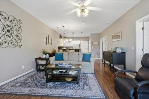 Lakefront Condo w 3 Pools, Boat Slip & Patio Views at 13mm of the BIg Niangua