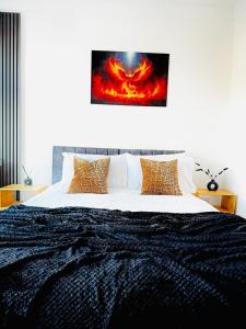 4BR Heathrow Base Free Parking Fast Wi-Fi