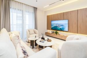 Luxurious 61st floor 3BR TOP Location & Views