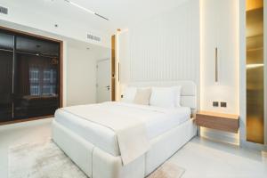 Luxurious 61st floor 3BR TOP Location & Views