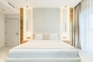 Luxurious 61st floor 3BR TOP Location & Views