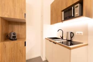 Jomi Stays Berlin - Kudamm