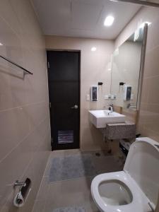 Cozy maple grove studio with hot shower