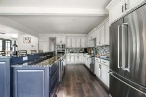 Charming Farmhouse wHot-Tub Near 290 Wine Trail