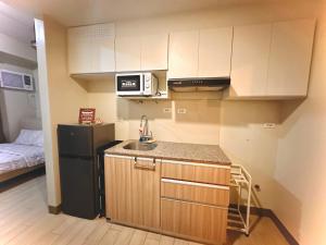 Cozy maple grove studio with hot shower