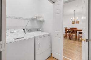 Lake View Condo Near Broadway at the Beach