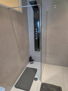 The Lions Den - 3 Bed - Skyline View - Parking