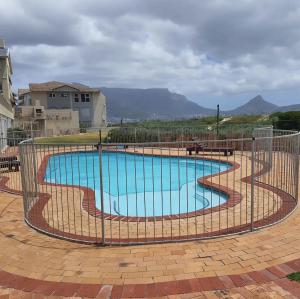 Cozy Apartment with Table Mountain and beach views