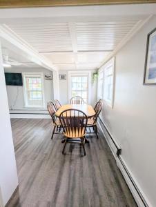 Cozy 3BD Cottage 8 min to beach Pet friendly