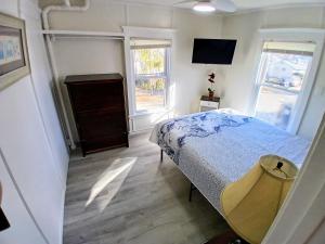 cozy 2BD 7 min walk to beach Pets Ok 2 FREE parkin