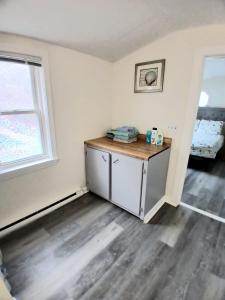 1 bedroom 7 min walk to beach Pets FREE Parking