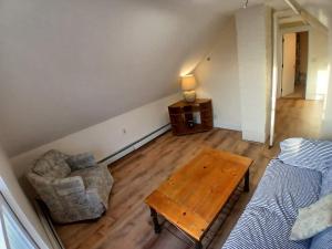 A balcony to the Ocean 7 min walk to the beach