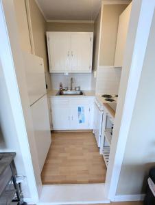 7 Mile beach is across the street Sleeps 3 Pets