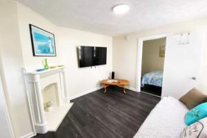 4 min walk to the beach Large 1BD sleeps 4 Pets
