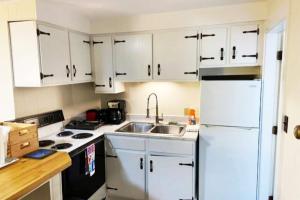 4 min to the beach 1 BD sleeps 4 Pets Ok FREE Park