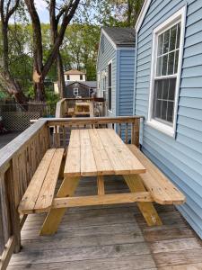 Updated 2 BD cottage 10 min walk to Pier & Beach