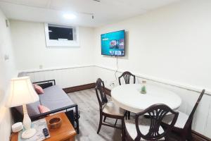 4 min walk to the beach 1BD Pets Ok FREE parking