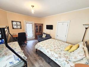 Spacious 4BD apt Sleeps 10 Walk to beach 7 min