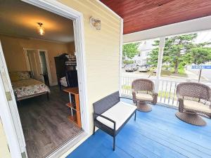 Spacious 4BD apt Sleeps 10 Walk to beach 7 min