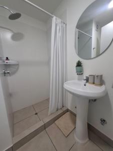 Habitación cómoda con baño compartido